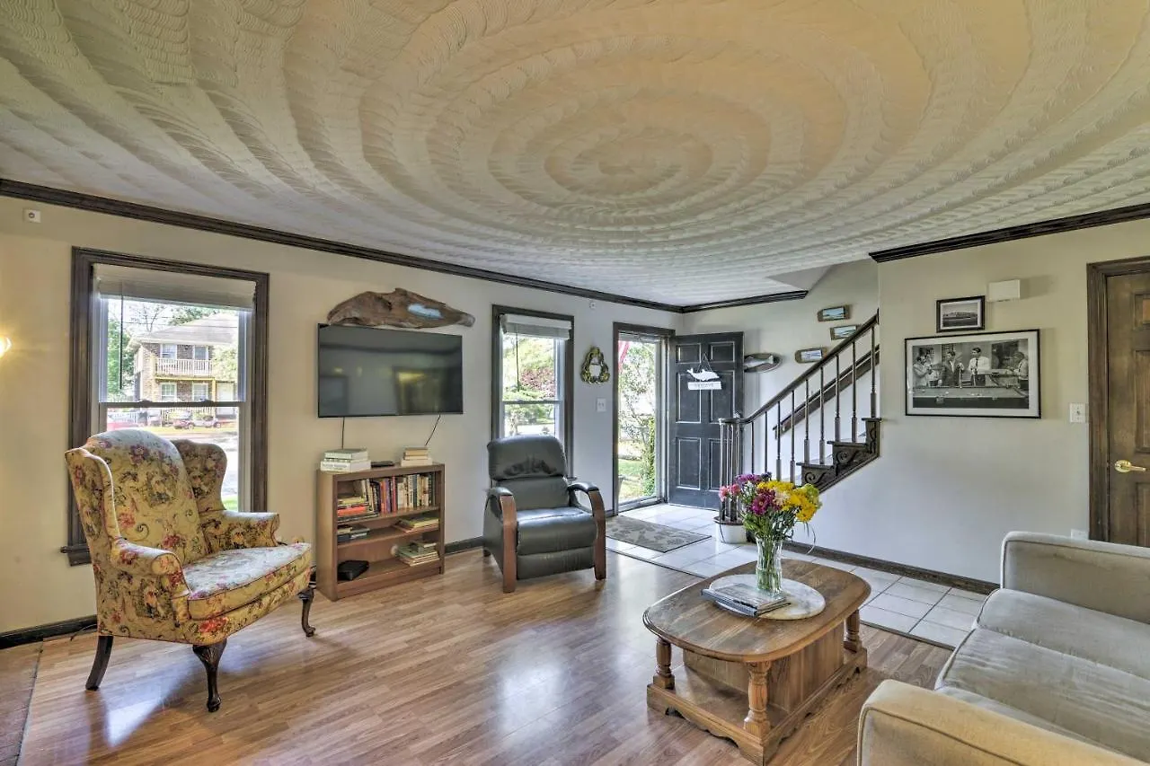 Evolve High-End Home On Lake 1 Block To Coast! Holiday home