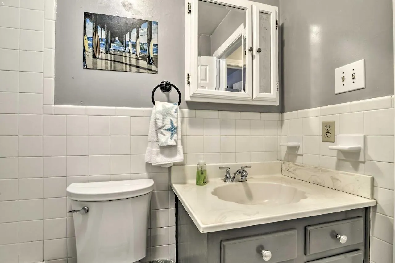 Holiday home Evolve High-End Home On Lake 1 Block To Coast!